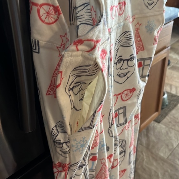 NWT Christmas story bibs size large super soft with pockets on the side & front - Picture 3 of 6